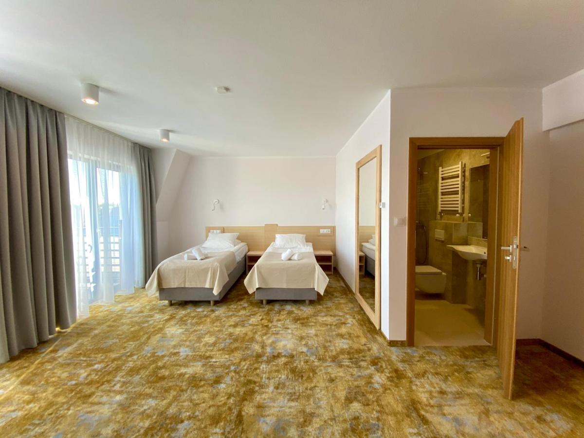 Amber Port Hotel Darlowko Bagian luar foto
