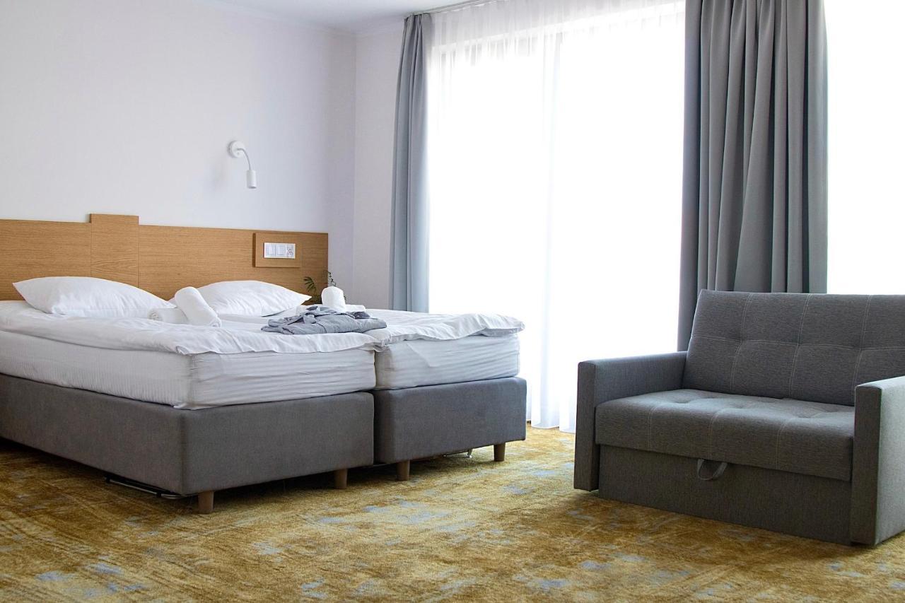 Amber Port Hotel Darlowko Bagian luar foto
